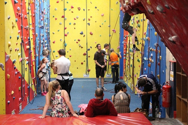 La escalada es una gran actividad para los niños 